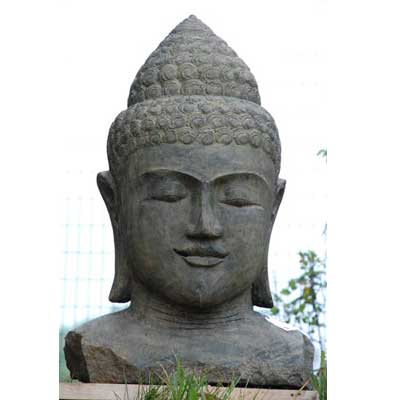 Tête de Bouddha en pierre taillée